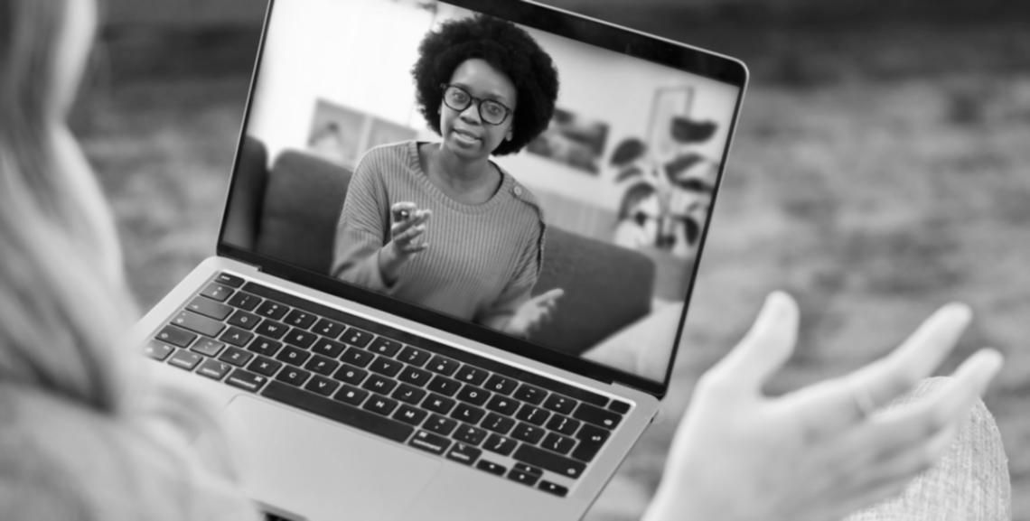 Человек в медитации на природе, символизирующий путь к самопознанию